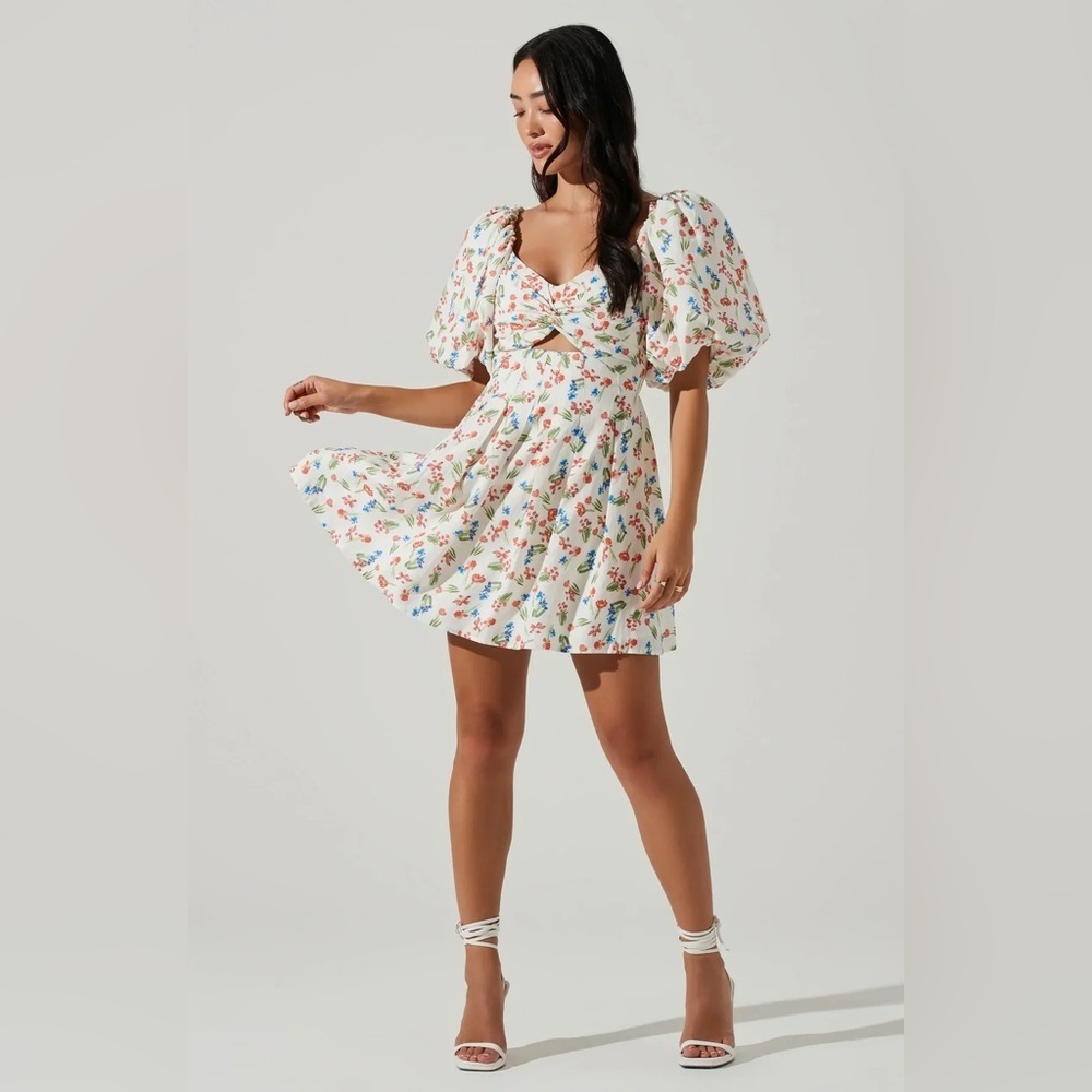 ASTR Serilda Mini Dress in Red Multi Floral Size Small NWT - Picture 2 of 9